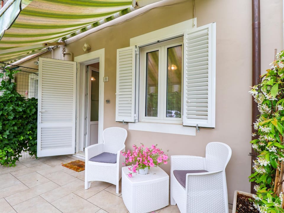 Property building, Patio, Garden