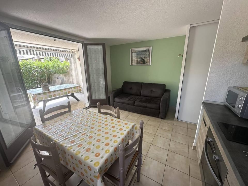 Appartement - piscine collective - terrasse - place de parking Apartment in Saintes-Maries-de-la-Mer