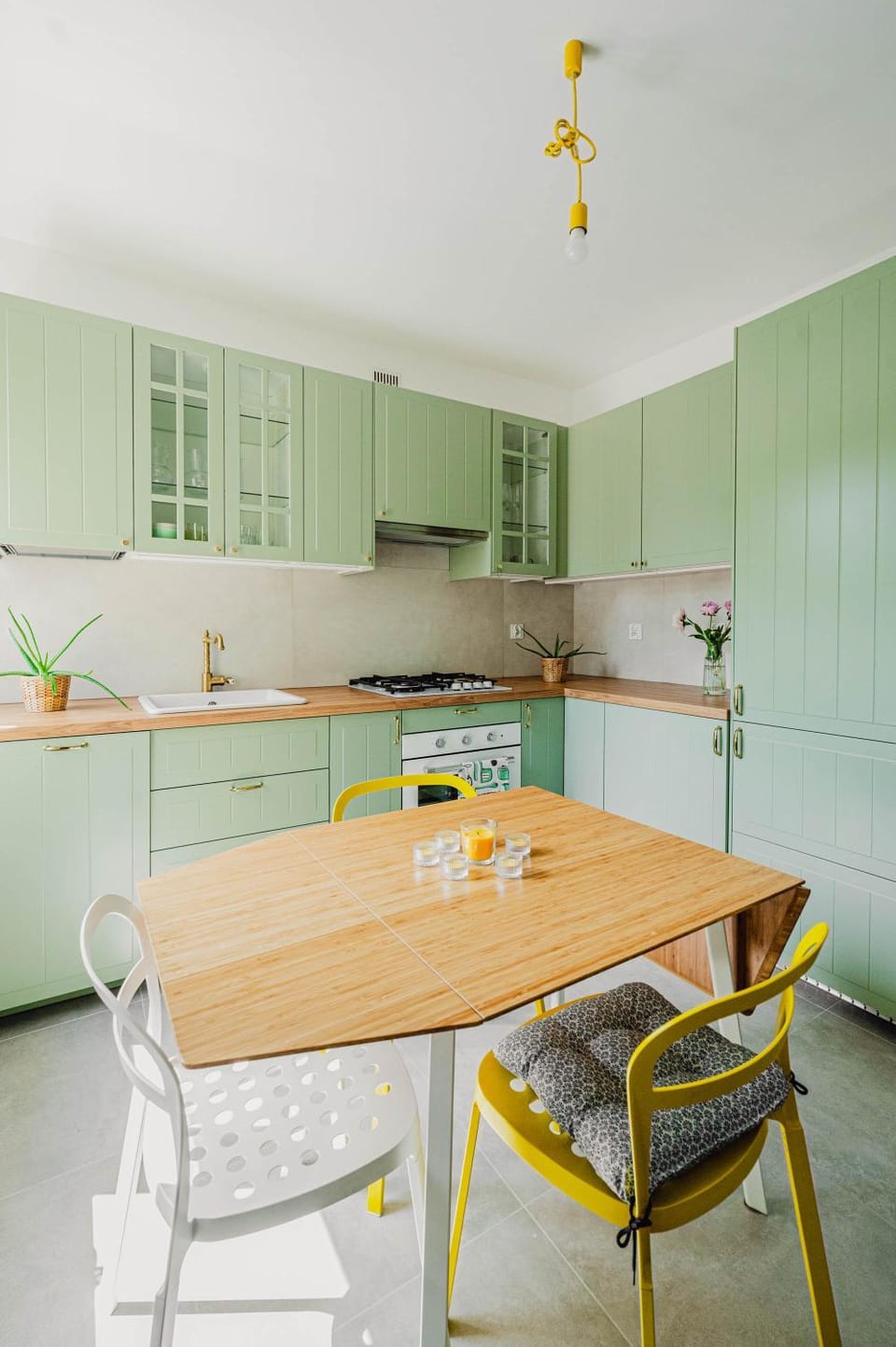 Kitchen or kitchenette, Dining area, stove