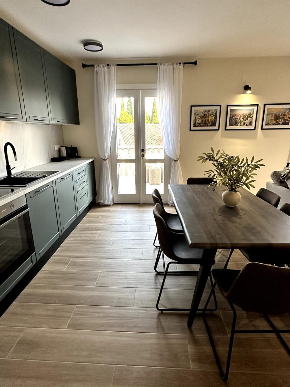 Kitchen or kitchenette, Dining area