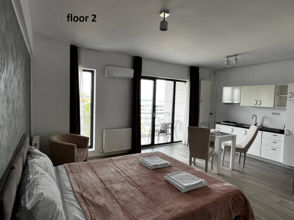 Property building, Restaurant/places to eat, Swimming pool, Breakfast