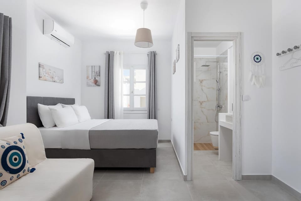 Shower, Bed, Bathroom, Photo of the whole room, Bedroom, air conditioner