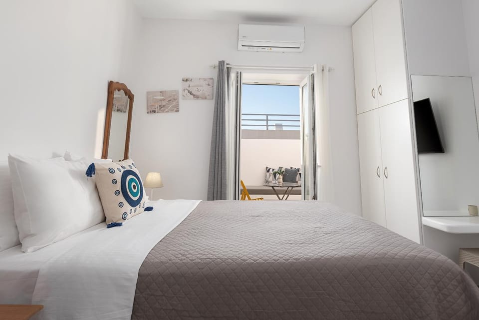 Bed, TV and multimedia, Bedroom, air conditioner
