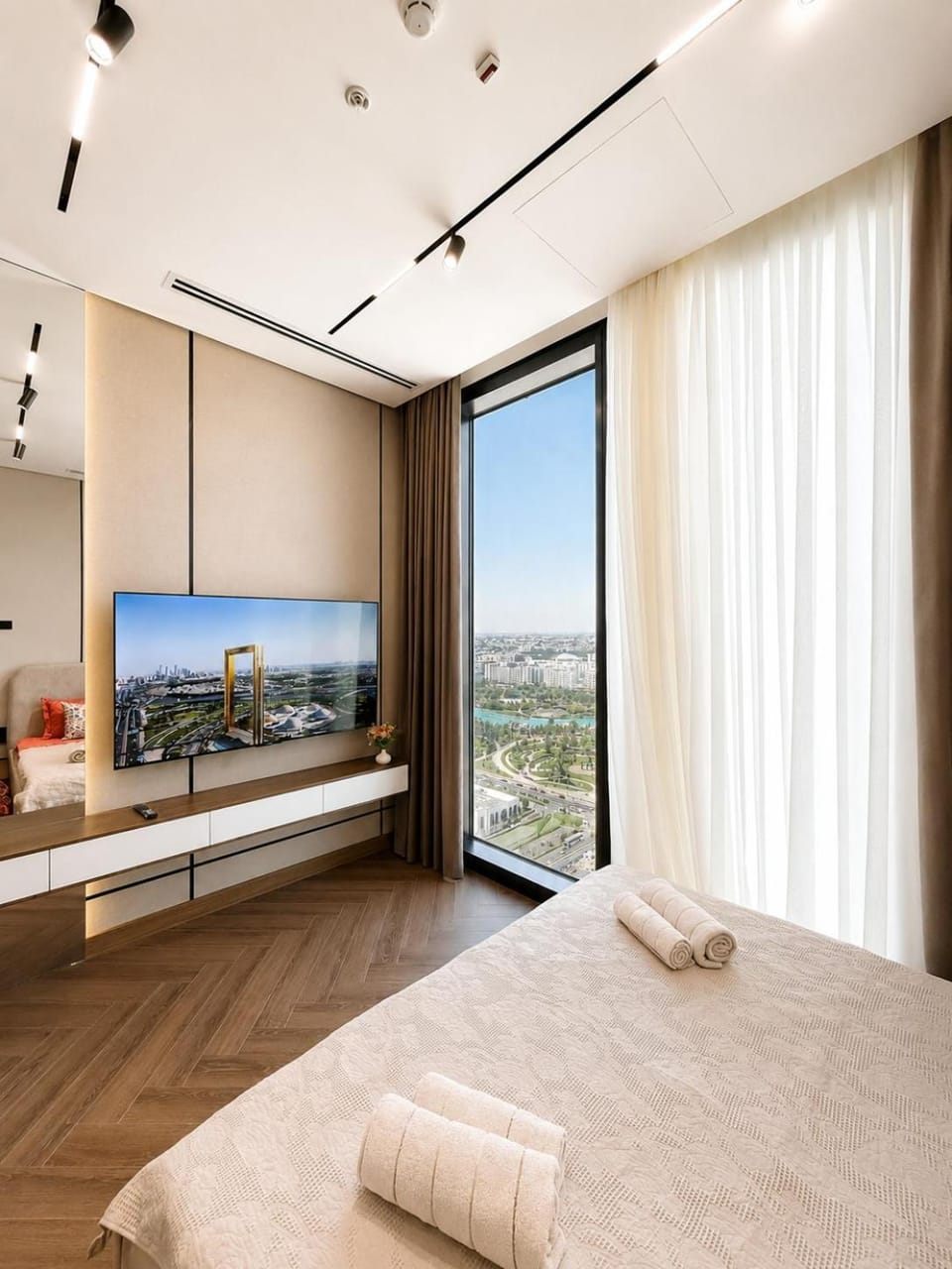 Bed, TV and multimedia, Photo of the whole room, Bedroom, towels