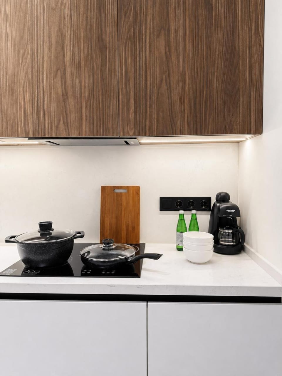 Coffee/tea facilities, Kitchen or kitchenette, minibar, stove
