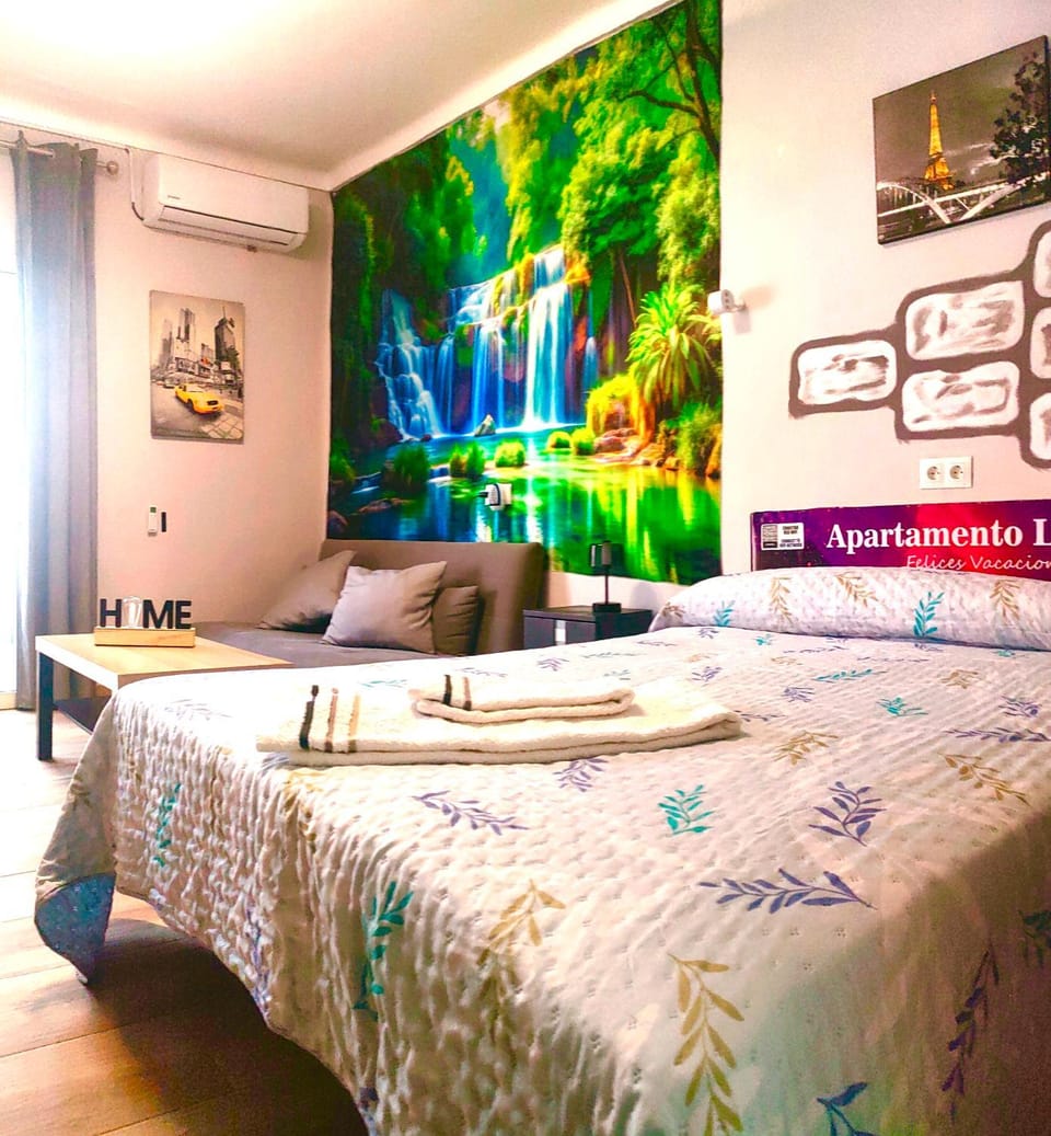 Bed, TV and multimedia, Photo of the whole room, Bedroom