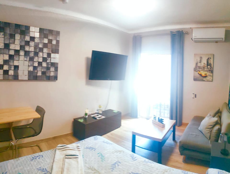Bed, TV and multimedia, Photo of the whole room, Seating area, Bedroom, air conditioner