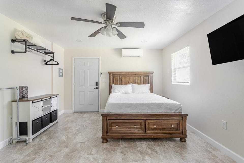 Bed, TV and multimedia, Bedroom
