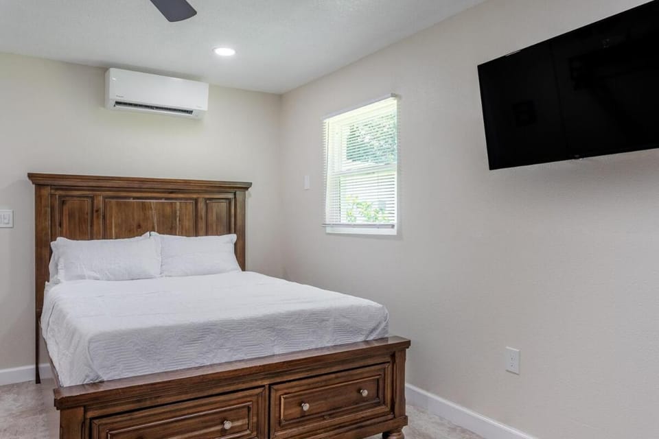 Bed, TV and multimedia, Bedroom