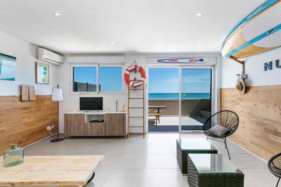 TV and multimedia, Living room, Seating area, air conditioner