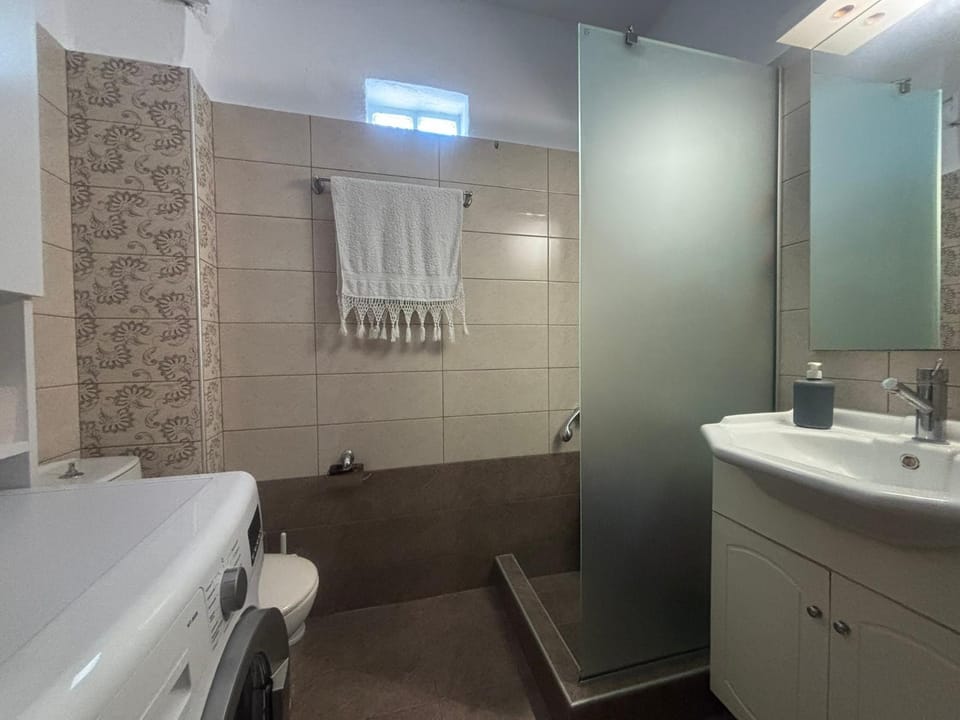 Shower, Toilet, Bathroom, towels