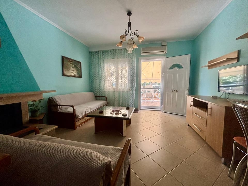 Bed, TV and multimedia, Living room, Photo of the whole room, Seating area, Dining area, Evening entertainment, fireplace, air conditioner