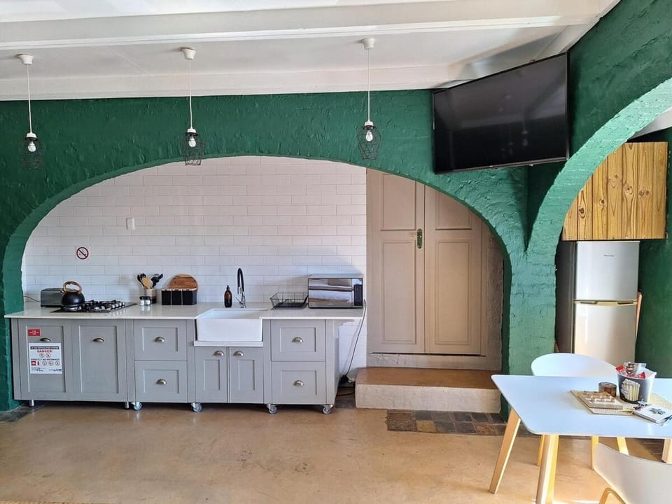 Coffee/tea facilities, Kitchen or kitchenette, Dining area, stove