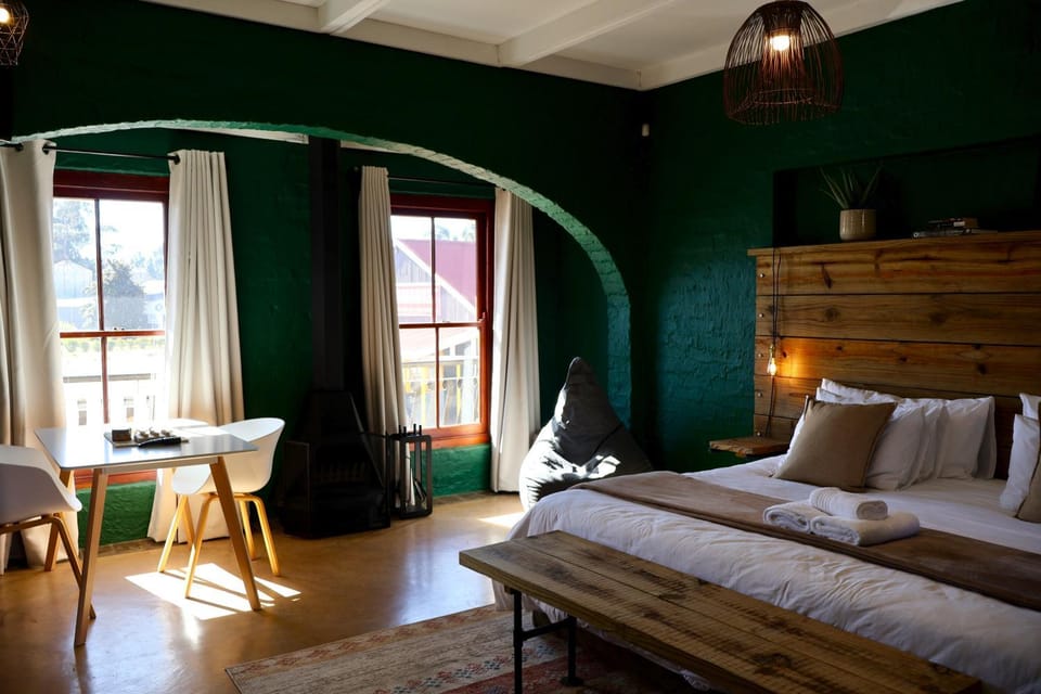 Bed, Dining area, Bedroom, fireplace