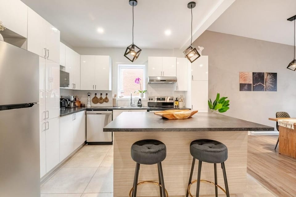 Bohemian vibe 2 bedroom Free Parking Brand New Apartment in Montreal