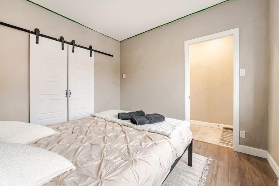 Bohemian vibe 2 bedroom Free Parking Brand New Apartment in Montreal