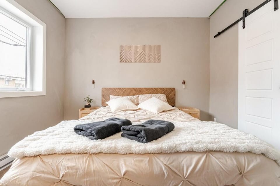 Bohemian vibe 2 bedroom Free Parking Brand New Apartment in Montreal