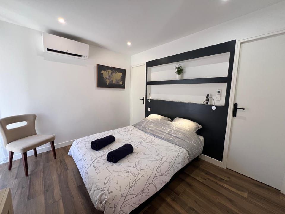 Bed, Photo of the whole room, Bedroom, air conditioner