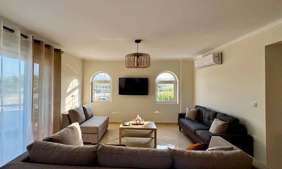 Communal lounge/ TV room, TV and multimedia, Living room, Seating area, Evening entertainment, air conditioner
