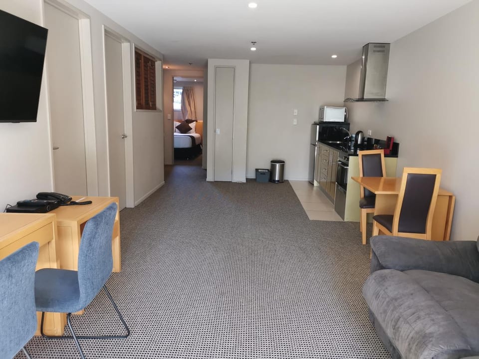 Kitchen or kitchenette, Living room, Seating area, Dining area