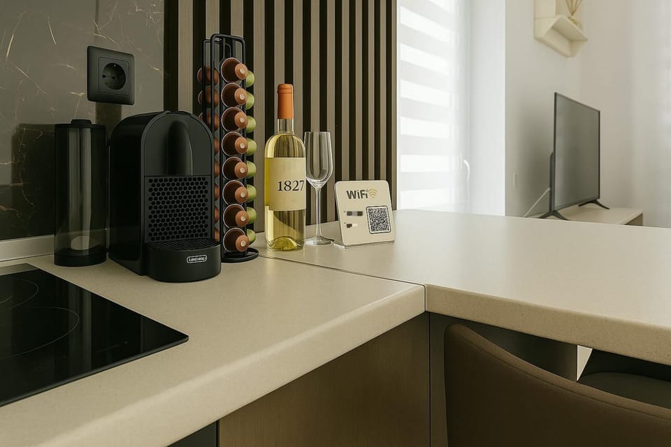 Kitchen or kitchenette, minibar
