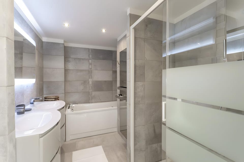 Bathroom, Living room