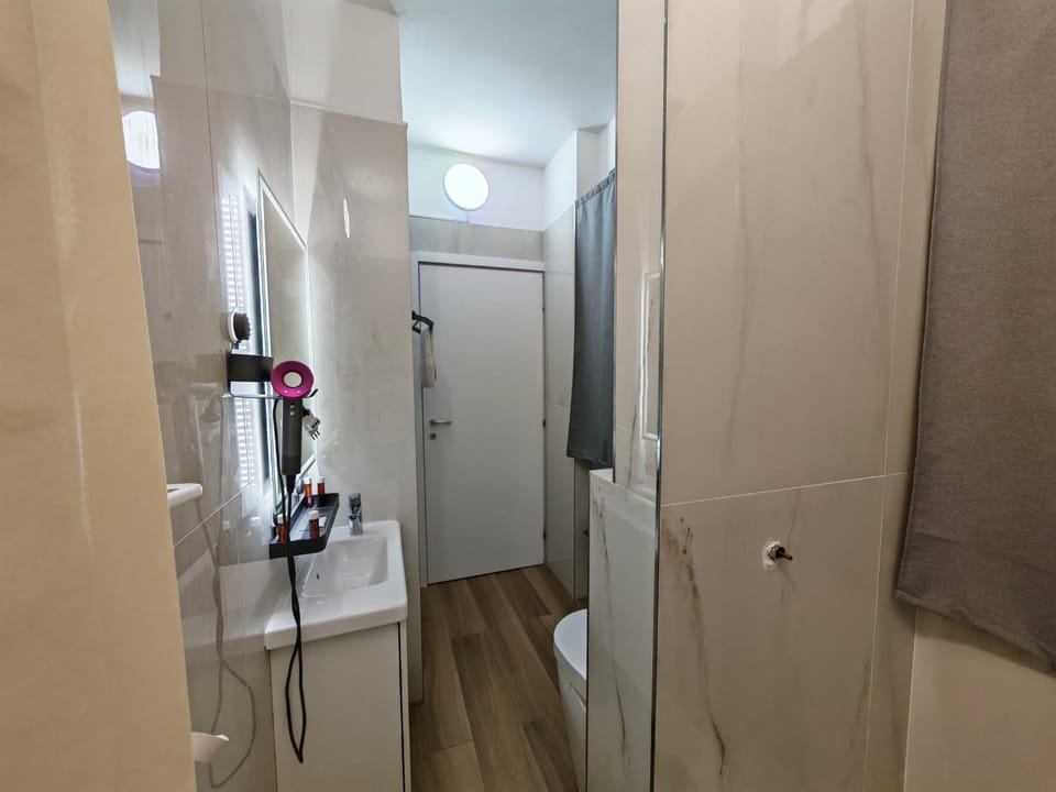 Hot Tub, TV and multimedia, Coffee/tea facilities, Decorative detail, Bedroom, hair dryier, internet, safe, elevator, air conditioner