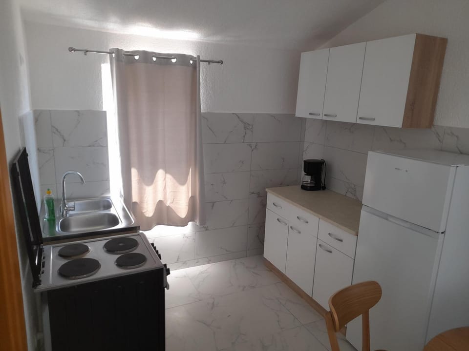 Coffee/tea facilities, Kitchen or kitchenette, oven, stove