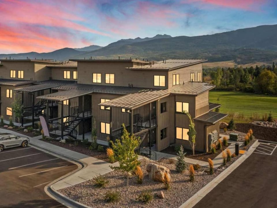 New Scenic Garden of Eden Golf View House in Utah