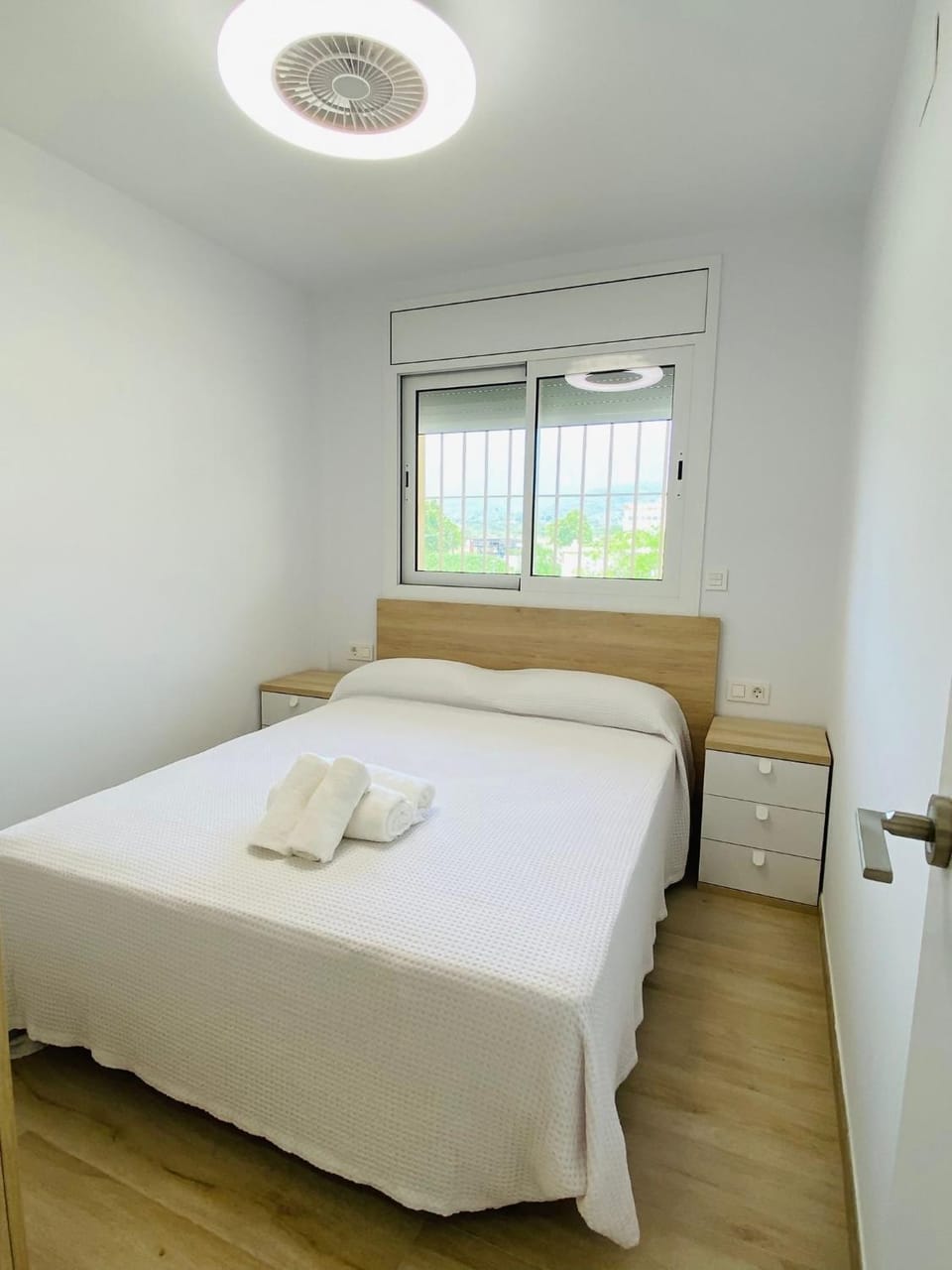Bedroom, towels