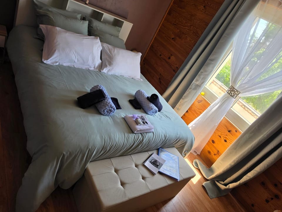 Bed, Photo of the whole room, Bedroom, towels