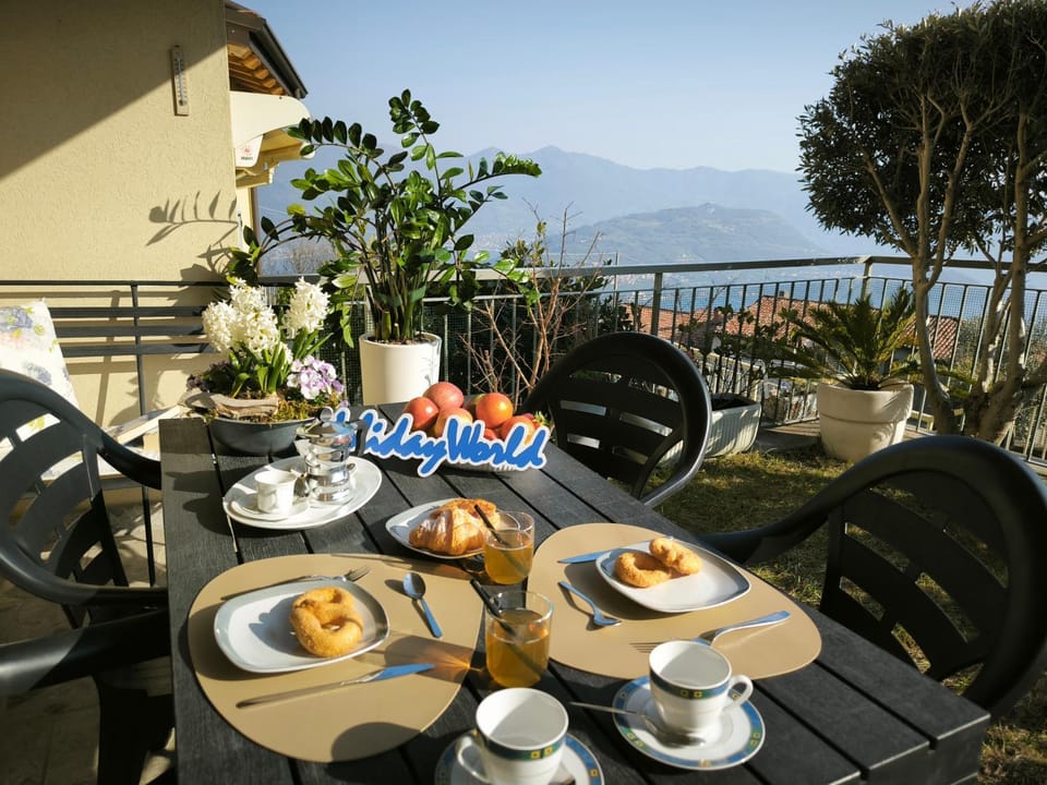 Natural landscape, Garden, View (from property/room), Dining area, Lake view, Mountain view