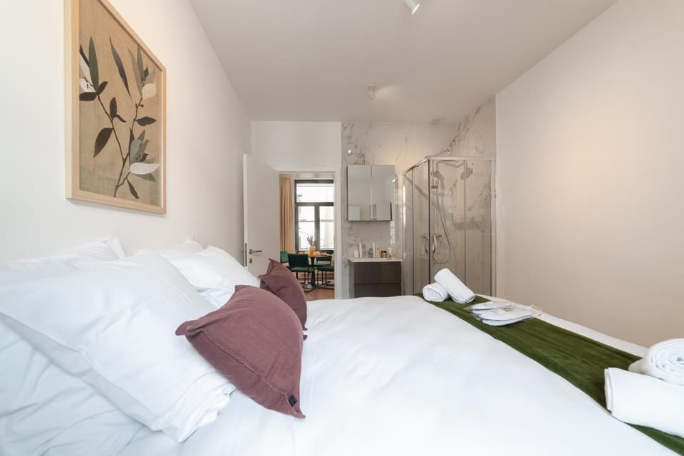 Shower, Bed, Bedroom