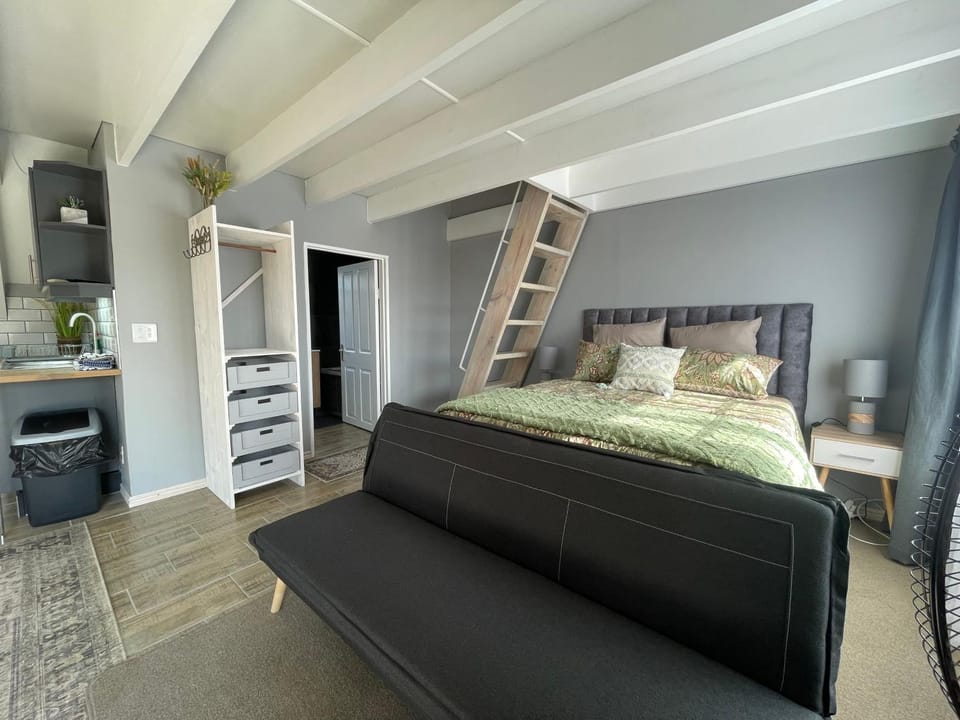Bed, Photo of the whole room, Seating area, Bedroom