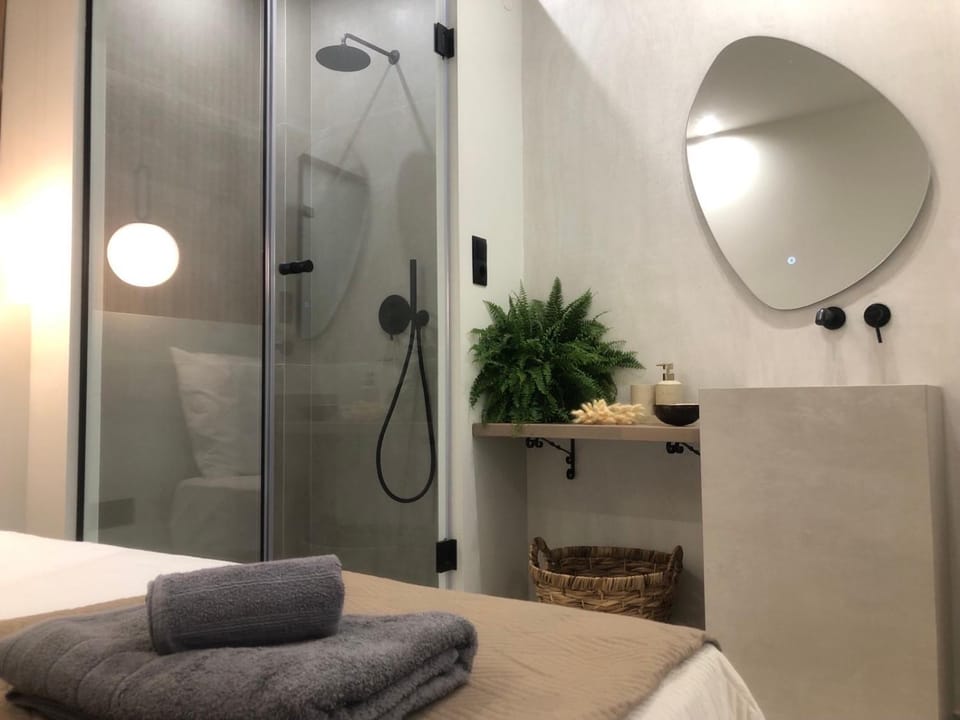 Shower, Bed, Bathroom, Photo of the whole room, Bedroom, towels