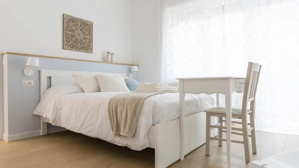 Bed, TV and multimedia, Photo of the whole room, Seating area, Bedroom, towels