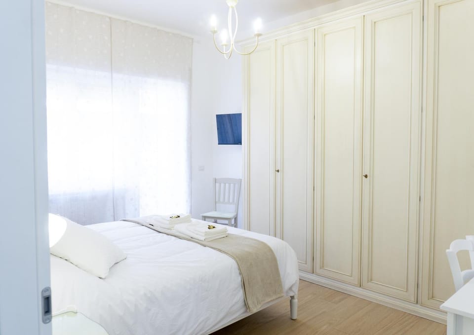 Bed, TV and multimedia, Photo of the whole room, Seating area, Bedroom, towels, wardrobe