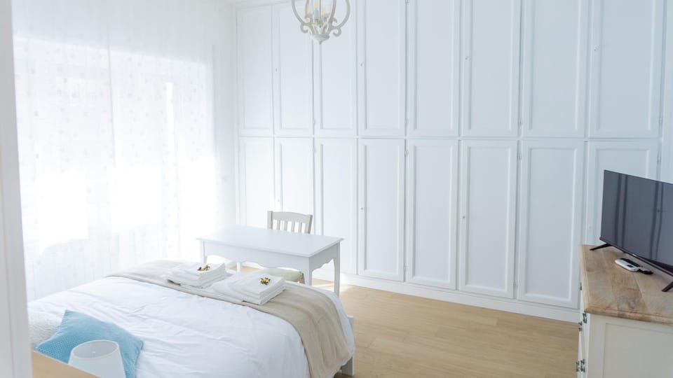 Bed, TV and multimedia, Photo of the whole room, Seating area, Bedroom, furniture, towels, wardrobe