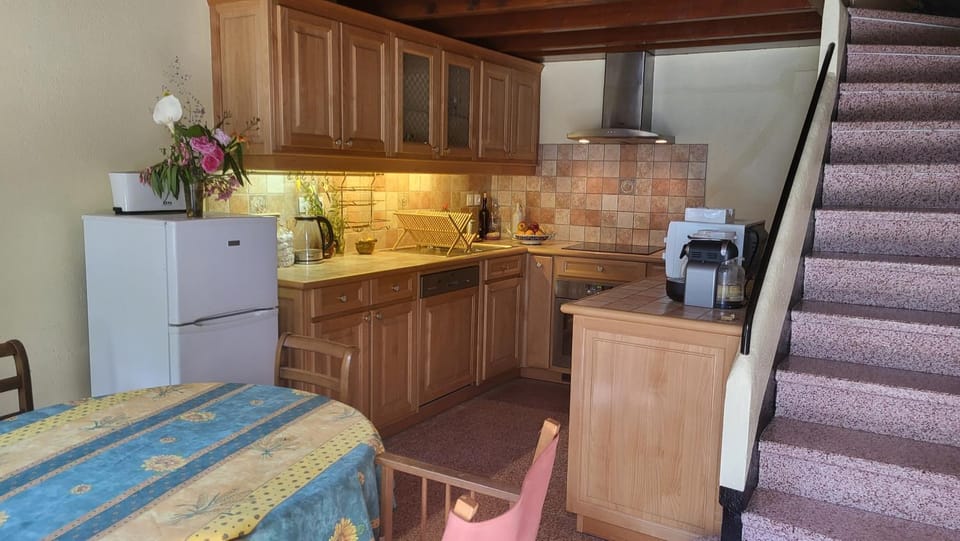 Coffee/tea facilities, Kitchen or kitchenette, Dining area, dishwasher, oven, stove, toaster