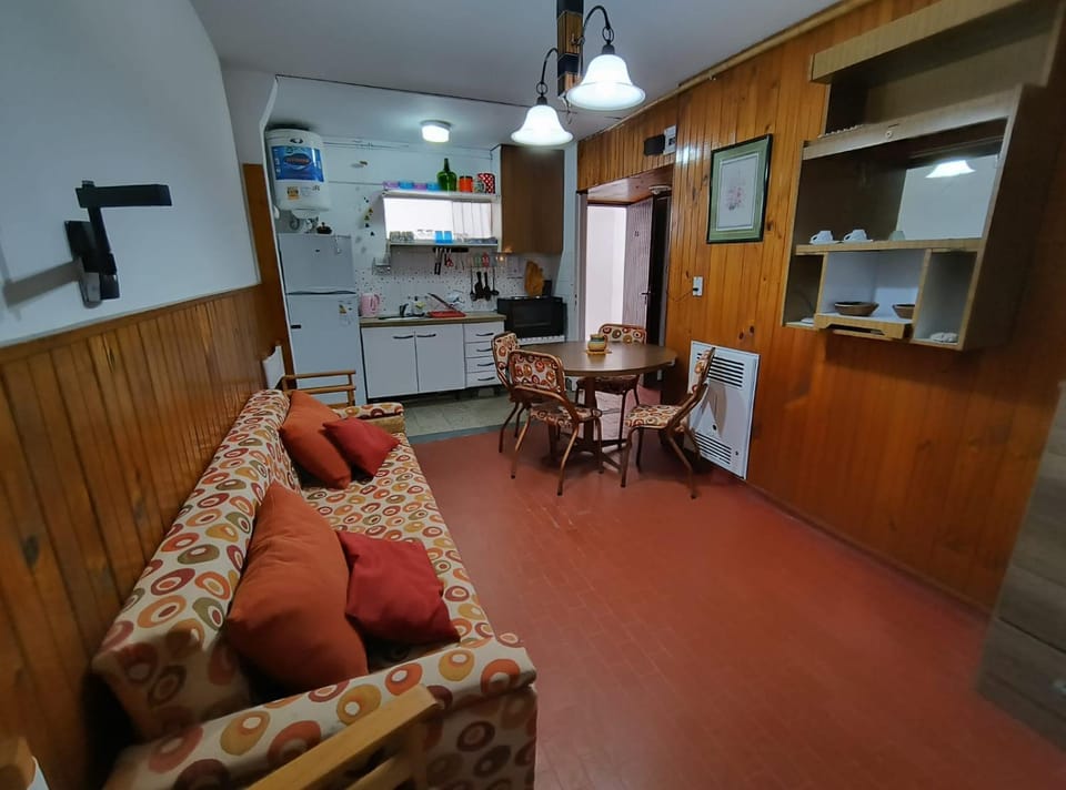 Kitchen or kitchenette, Dining area, oven, pet friendly