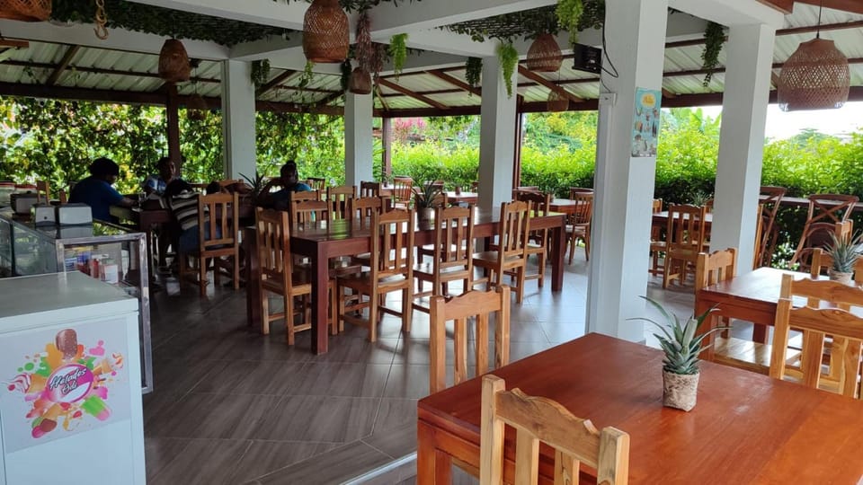 Restaurant/places to eat, Lounge or bar