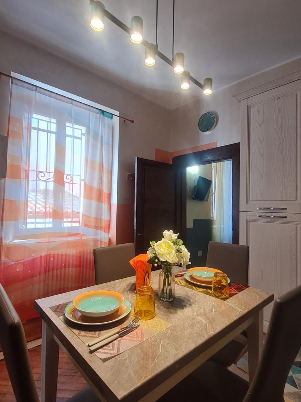 Kitchen or kitchenette, Dining area