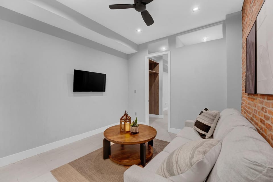 Living room, Food and drinks, Dining area