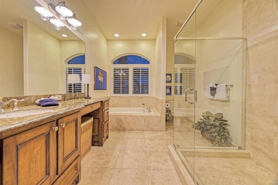 Angler & Ale- Waterfront Pool Home, Hot Tub & 60 Dock House in Marathon