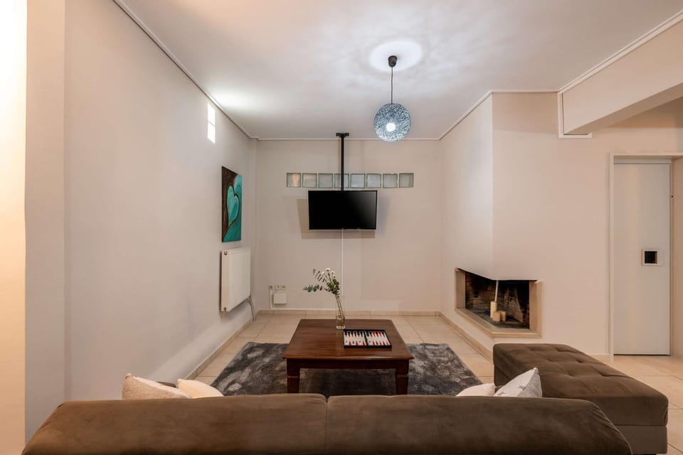 Elegant 3BD Seaside Villa With Sea View In Vari Villa in East Attica Regional Unit, Greece