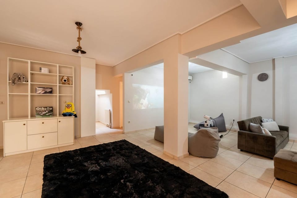 Elegant 3BD Seaside Villa With Sea View In Vari Villa in East Attica Regional Unit, Greece