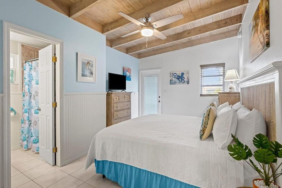 Casita Blanca- Charming Waterfront Home, Beach Club w Pool, 30' Dock House in Key Colony Beach