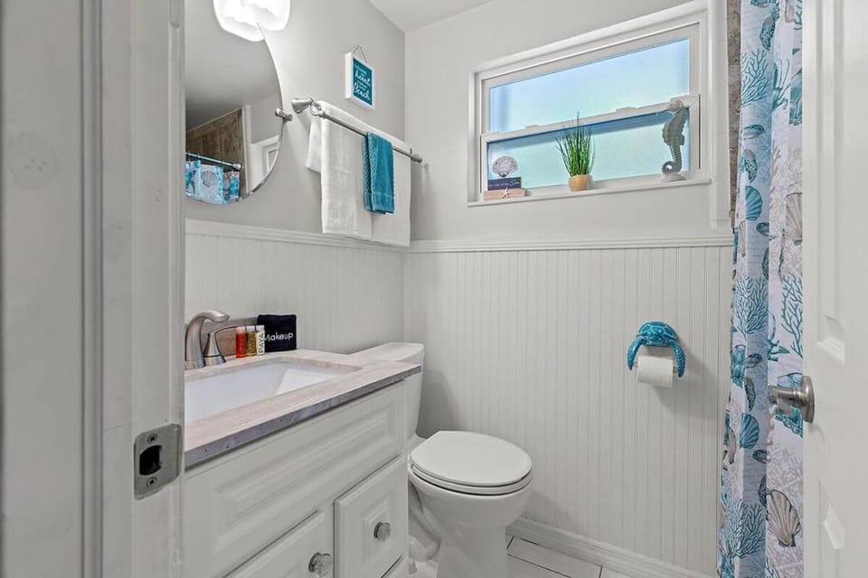 Casita Blanca- Charming Waterfront Home, Beach Club w Pool, 30' Dock House in Key Colony Beach
