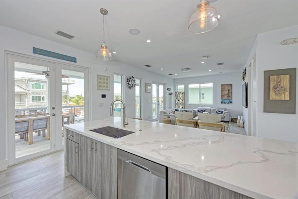 Casa Playa- Luxury Pool Home, 36' Dock House in Marathon