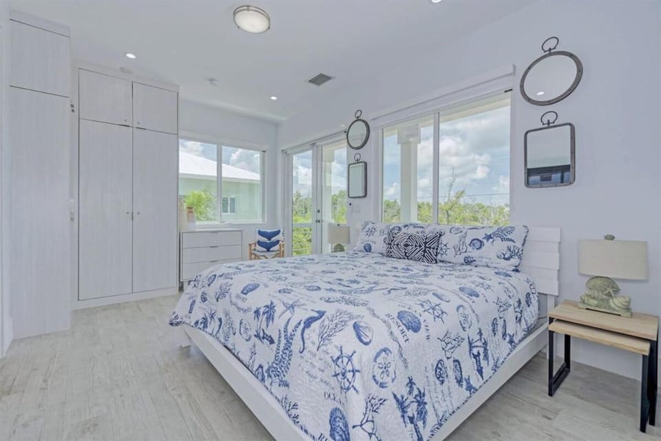 Casa Playa- Luxury Pool Home, 36' Dock House in Marathon